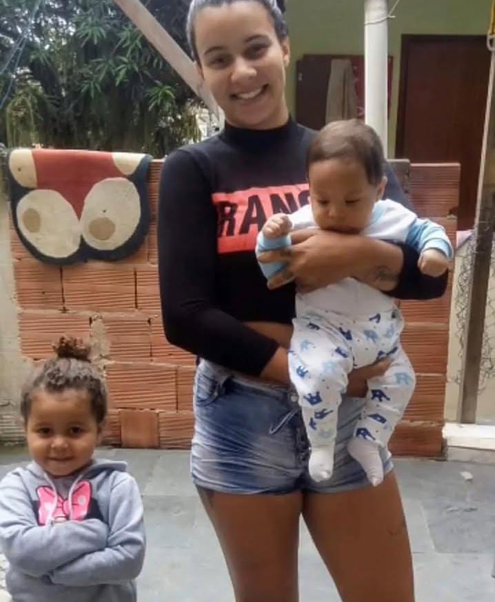 Cris com Pedro bebê e uma criança da família